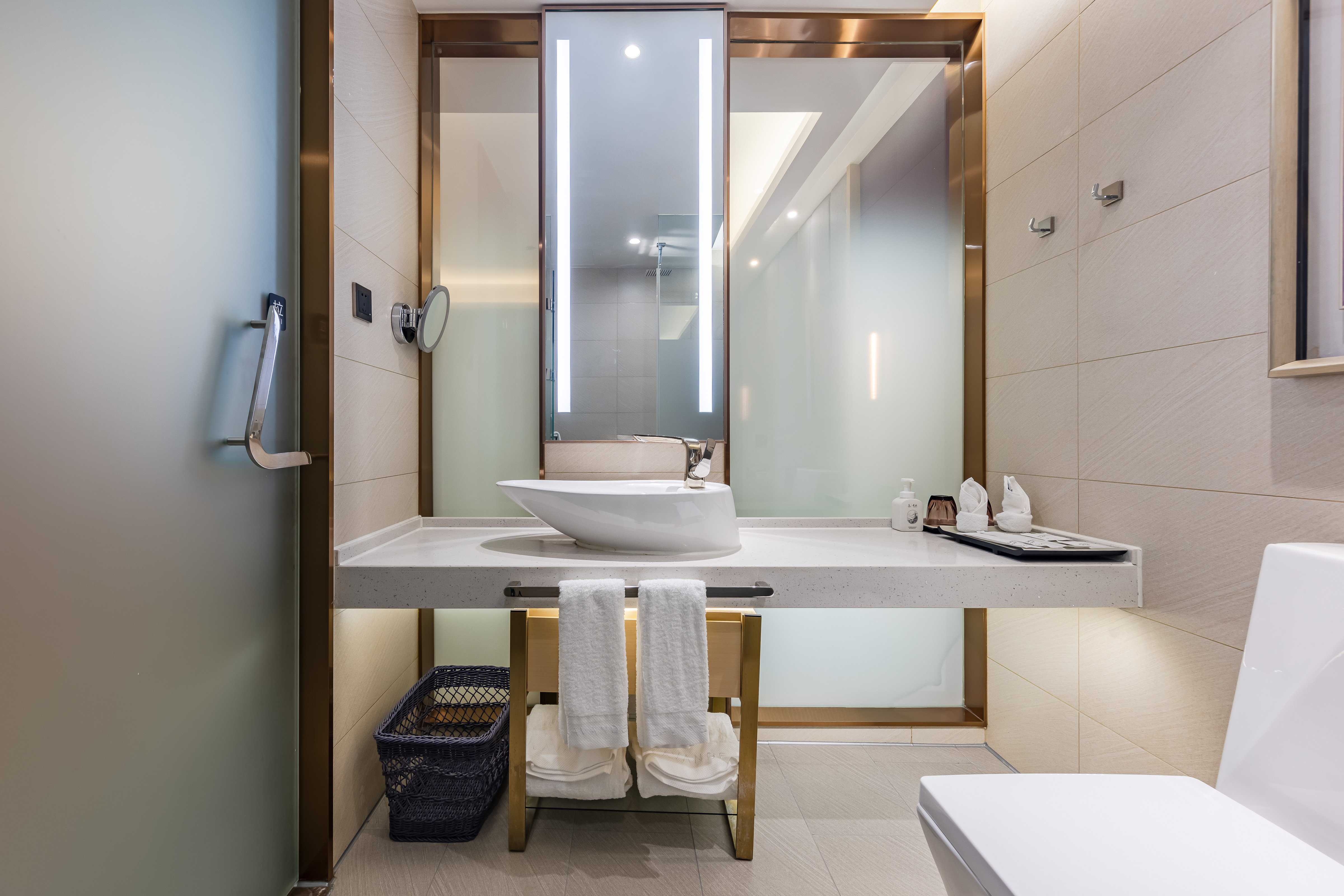 豪华大床房+慕斯床垫 ▏品牌洗浴用品▏迷你小冰箱