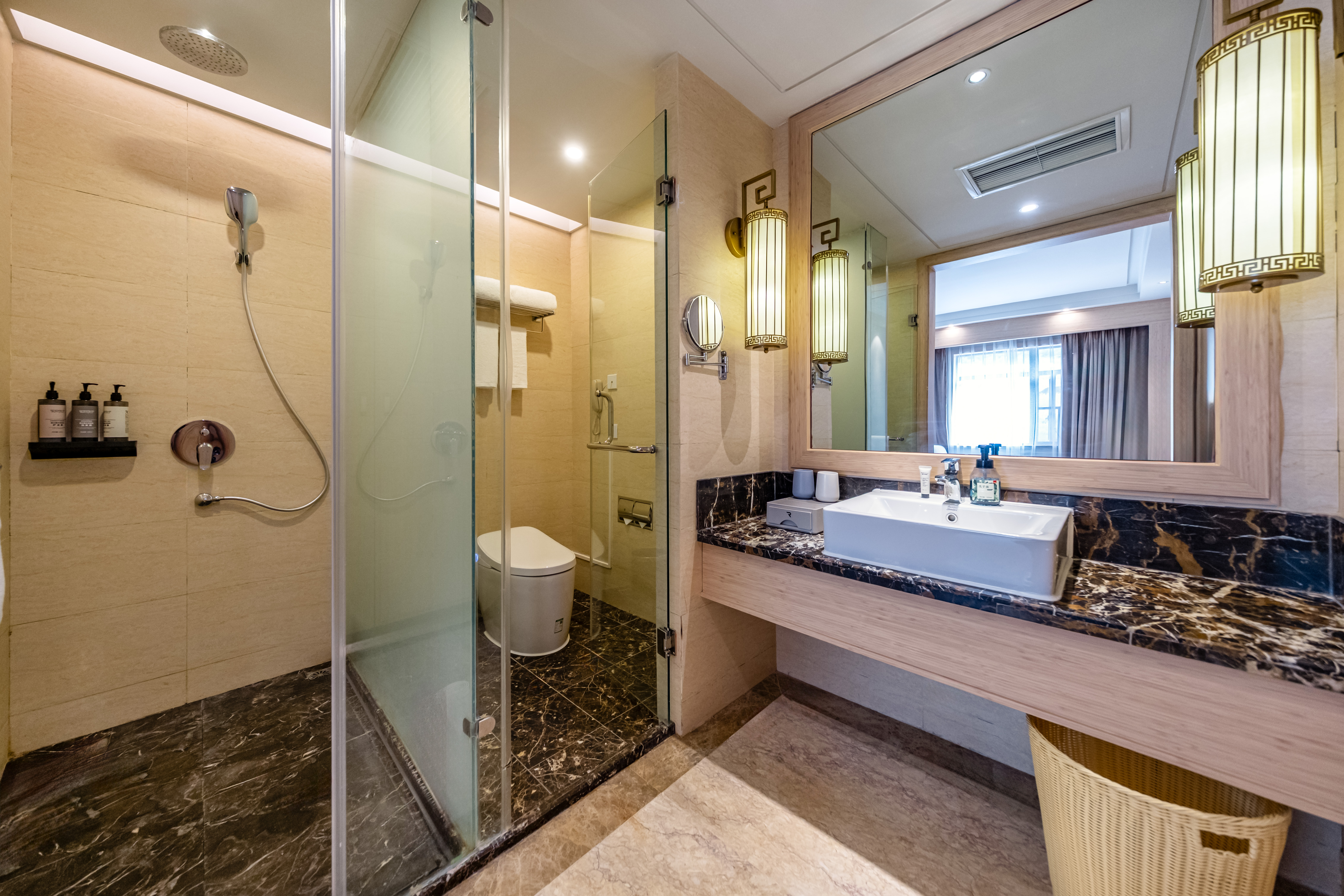 Mountain-View Two-Bedroom One-Living Room Suite (Smart Toilet + Private Bathtub)