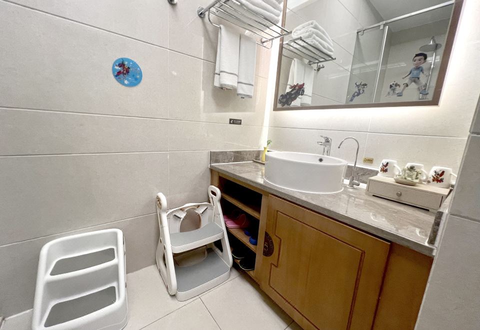 Baihualin Hot Spring Valley HotelKa Bao Racer Theme Family Room With Two Double Beds