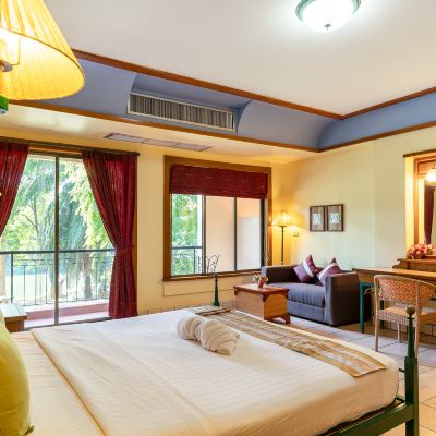 ห้องดีลักซ์ เตียงใหญ่ 1 เตียง รหัสโปรโมชั่น ผึ้ง-หวาน รีสอร์ท แอนด์ สปา กาญจนบุรี
