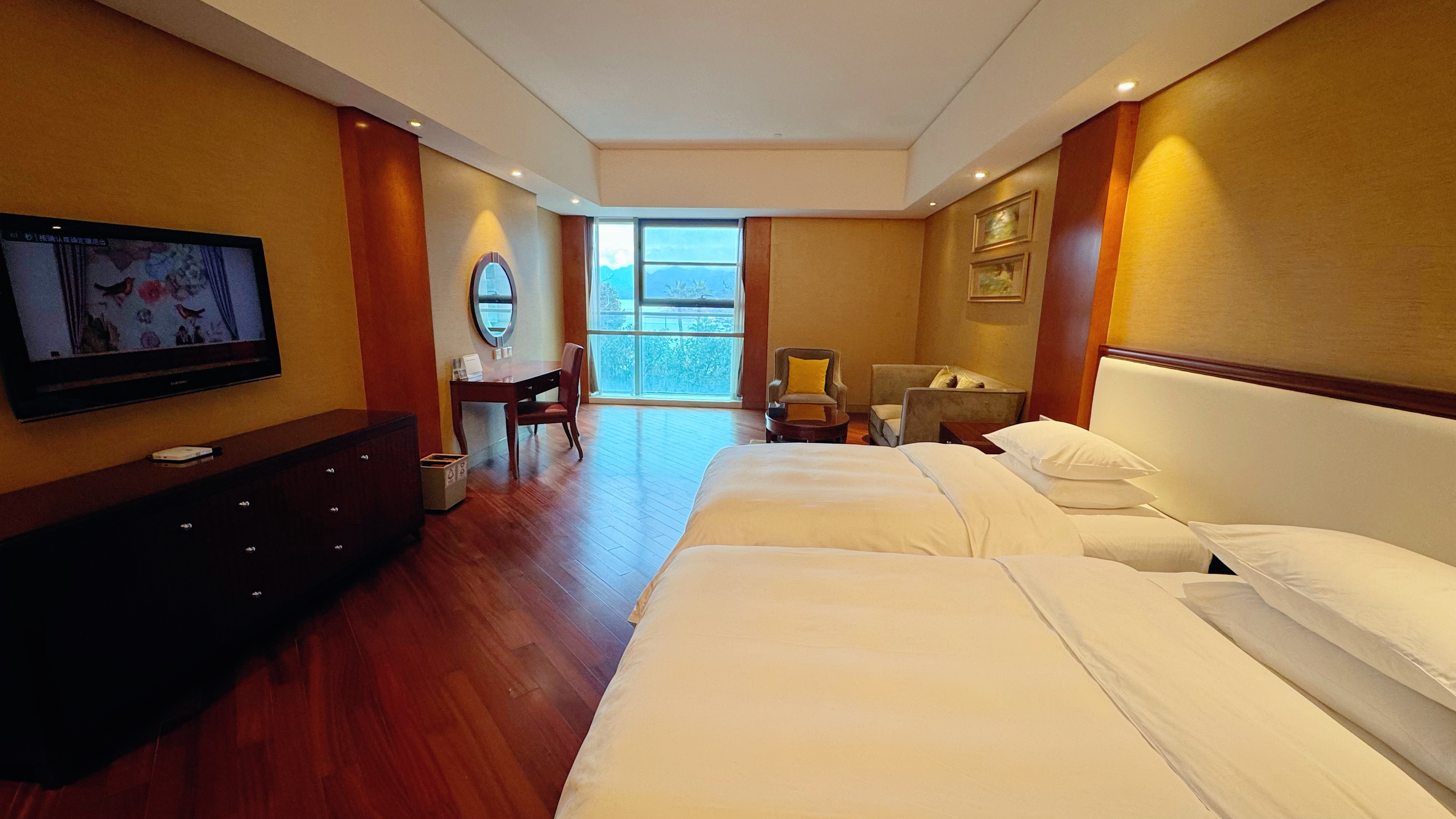 落地窗湖景双床房