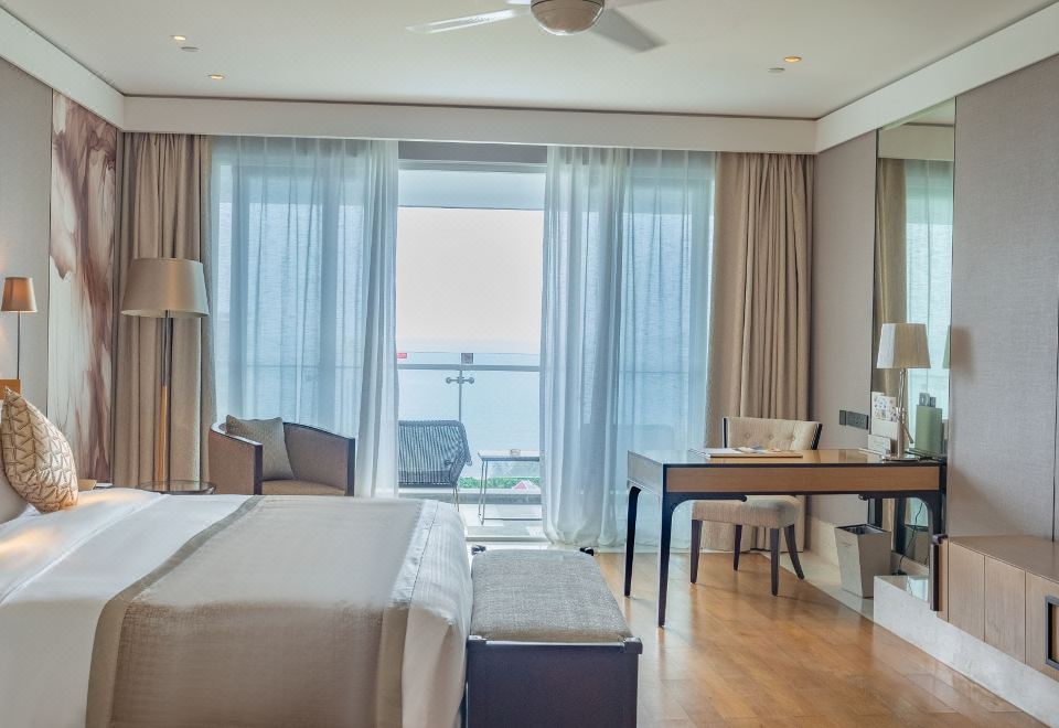 Wyndham Sanya BayPremier Ocean View Suite (3 King Rooms)