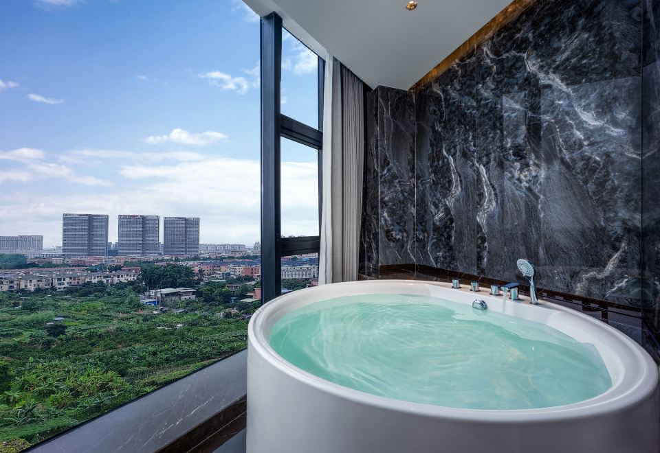 行政大床房（觀景浴缸+輕奢設計+Mini Bar）