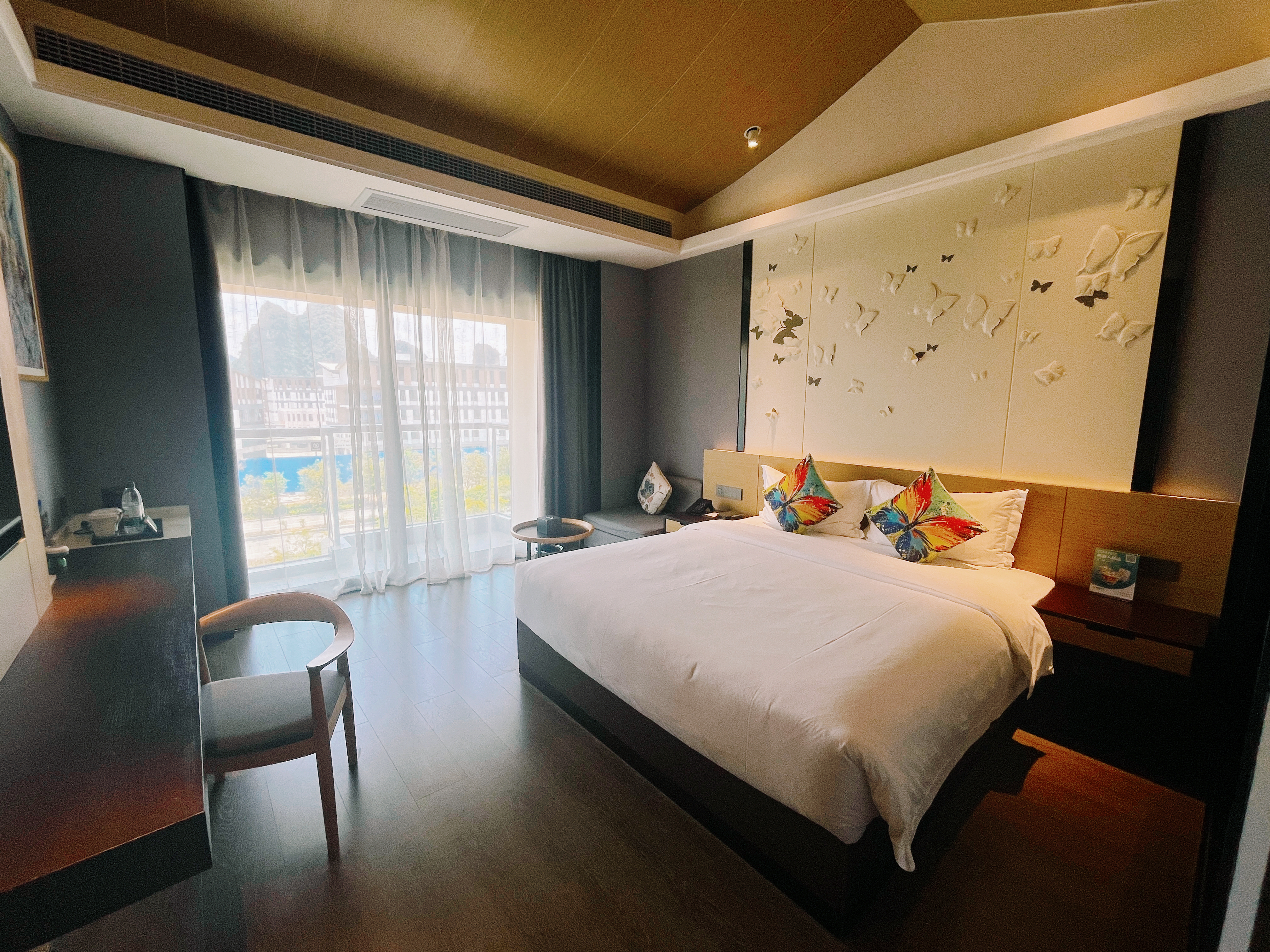 观岚?全景阳台大床房『观景阳台+舒睡床垫+休闲沙发』