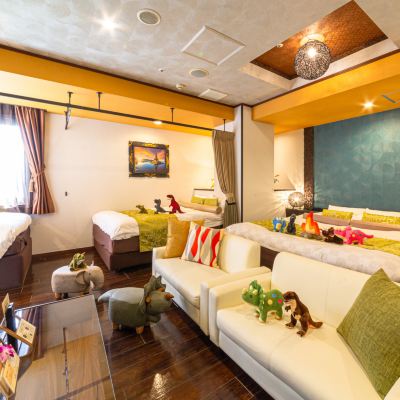 パーテーション付きファミリールーム – 2ダブルベット＋シングルベット ホテルバリアンリゾート千葉中央店 - 大人専用 クーポン