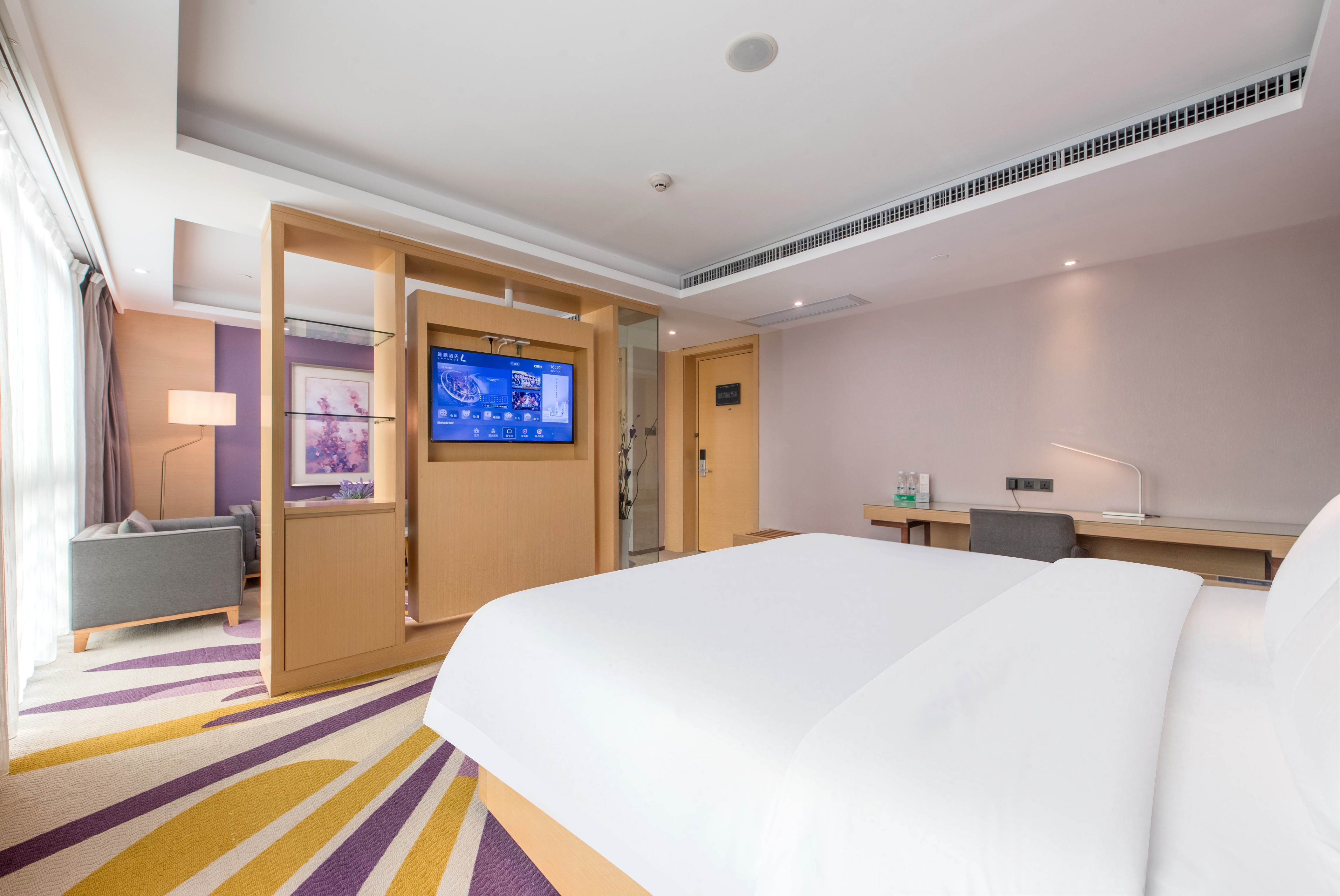 Lavande Hotel (Huawei Gangtou Metro Station)豪华套房 [行政会客厅＋旋转电视＋沙发小憩]婚房布置