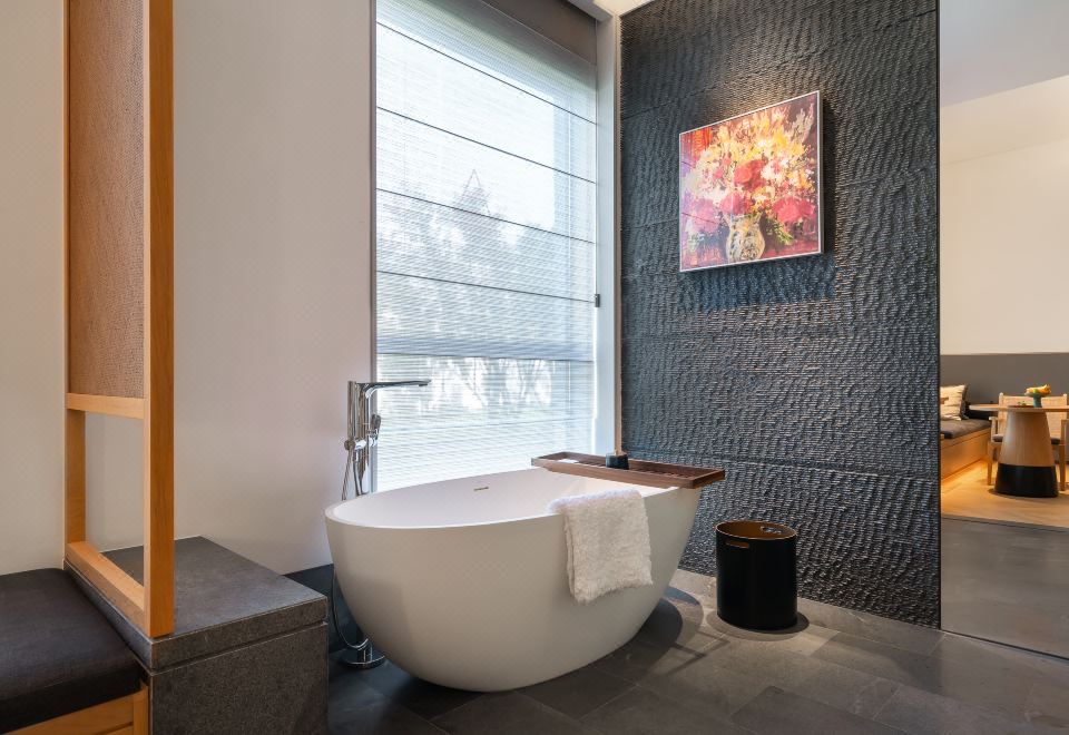 Pokkei Shaoxing HotelPuxiu · Book Collection King Bed Room