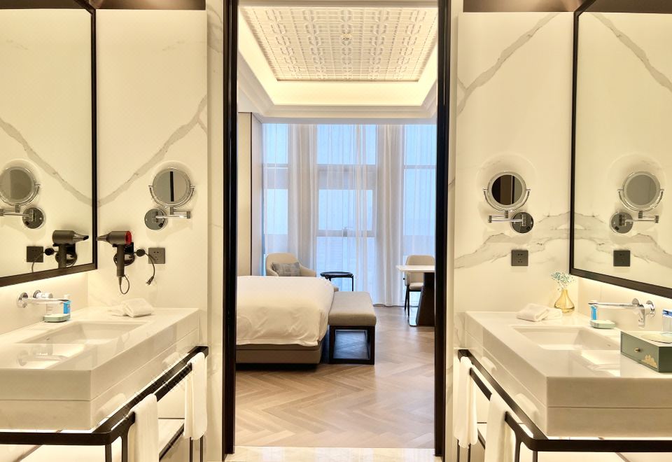 至尊景观套房（超大会客厅+胶囊Coffee机+戴森吹风机+主客双衞浴）