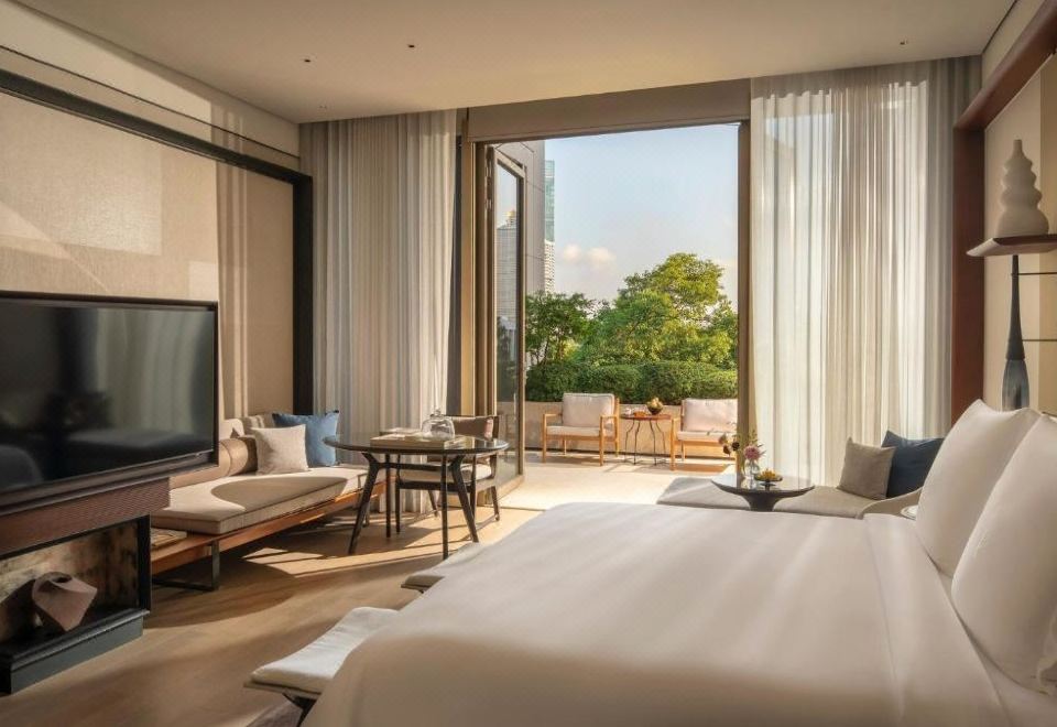 尊贵阳台大床房