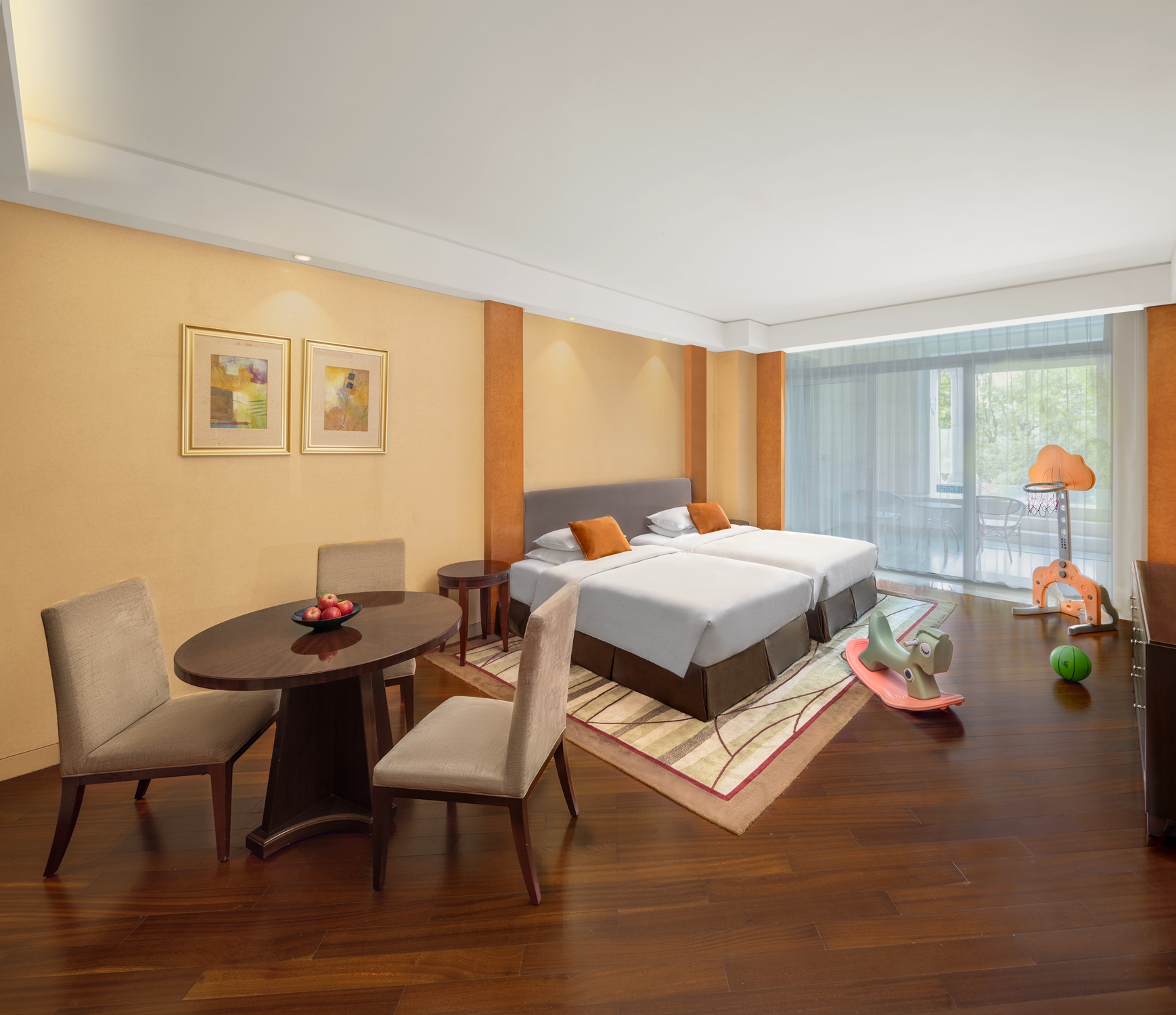 1号楼泳池景观亲子套房