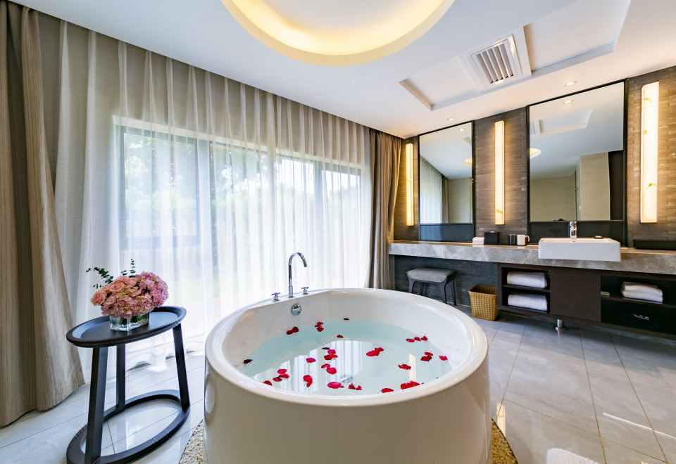 Four Seasons Luxury Room - Garden-View (Double Bed) (Bathtub, Fridge)