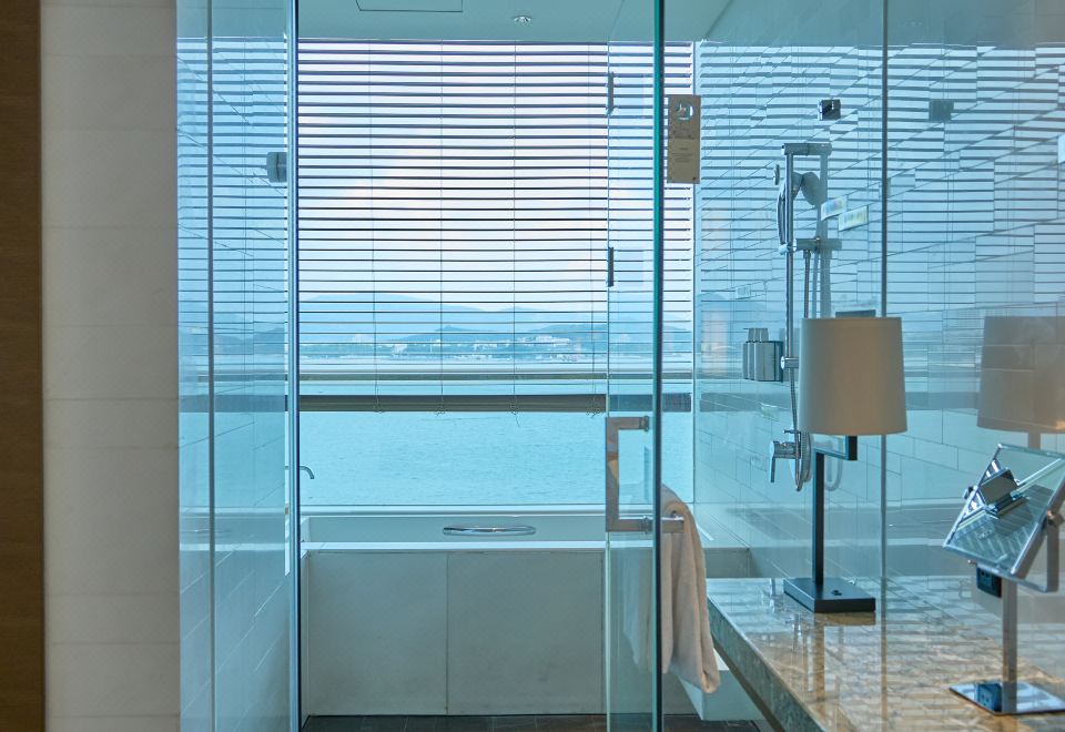 东翼揽海轩尊尚行政海景双床房