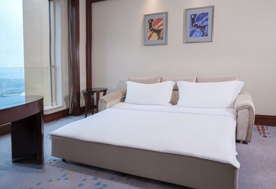 豪華城景套房（超大床+超大梳化床）