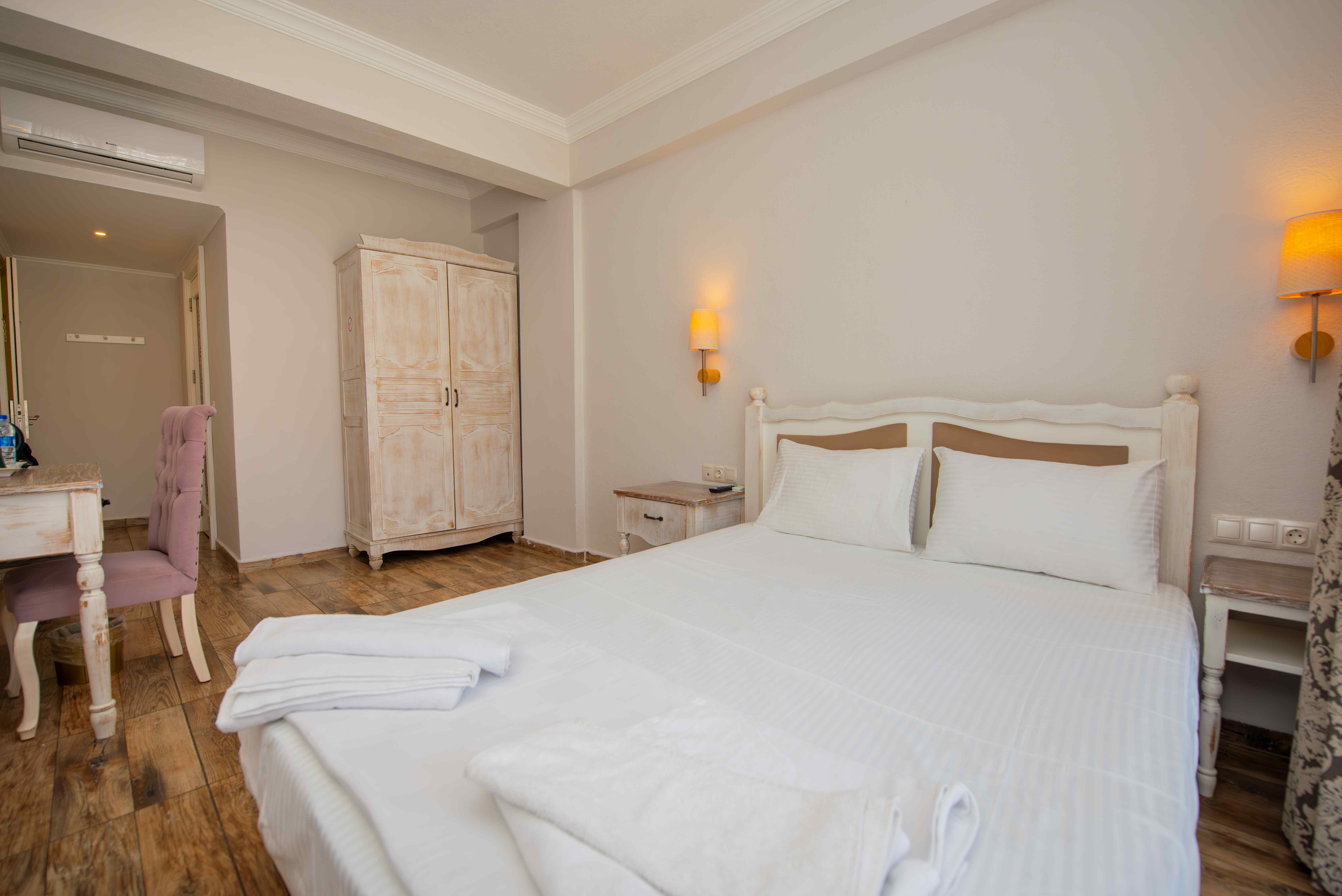 带阳台和海景的豪华双人房