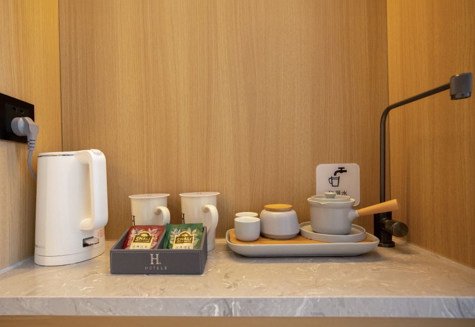 H Hotel (Chifeng Municipal Government High-speed Railway Station)Cozy Smart Family Room