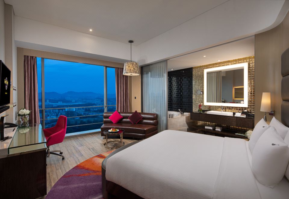 摇滚尊尚大床房（超大圆形浴缸）