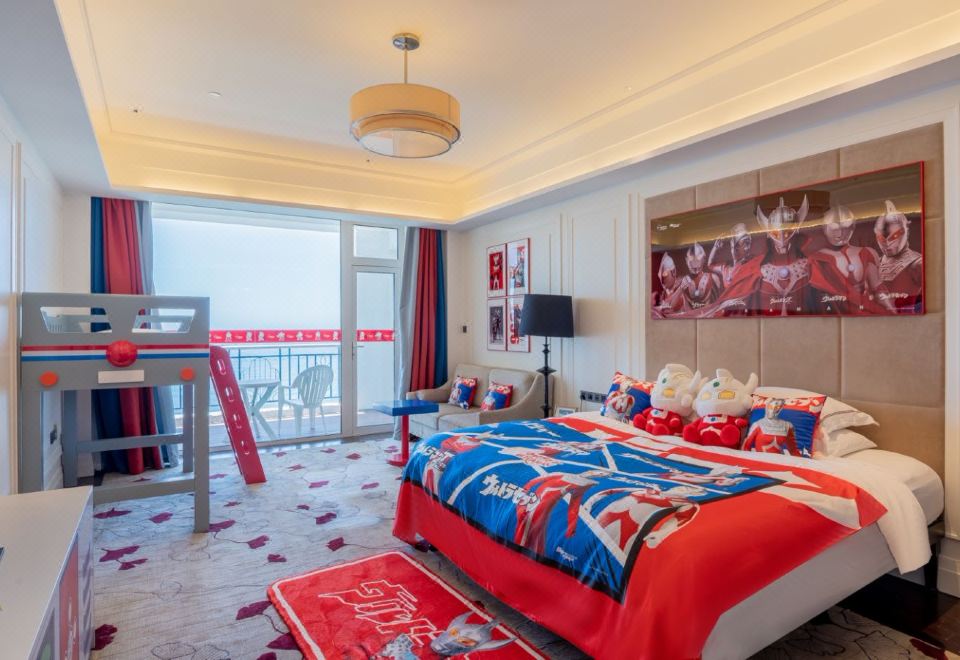 SeaView Garden Hotel QingdaoClassic Ultraman Theme Sea-view Balcony Family Room (Double Bed + Upper Bunk War Chariot Bed)