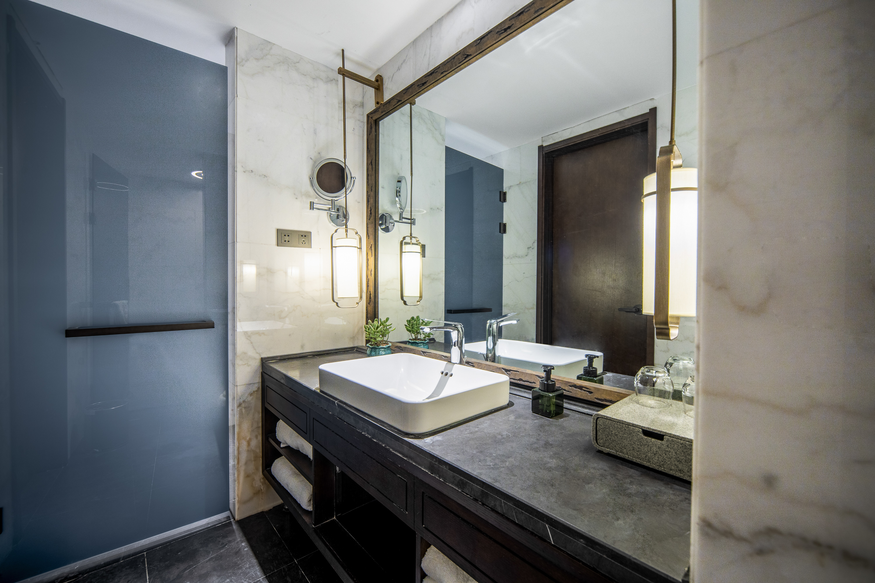 豪華雙臥套房（小冰箱+體重秤+溫潤加濕器+空氣凈化器+會客廳+豪華浴缸）