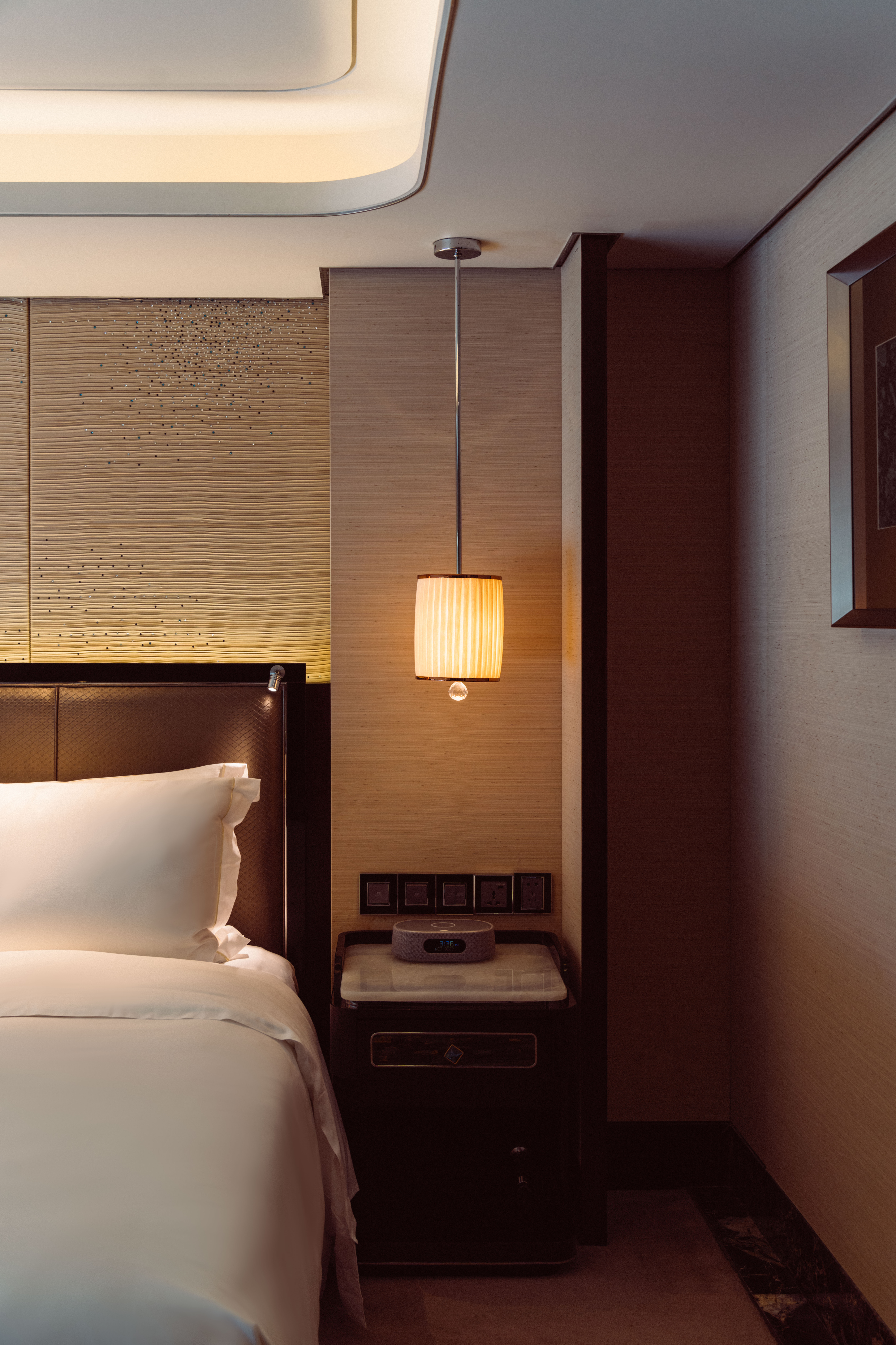 The St. Regis Shenzhen豪华悠景双床房 ?遥看香港层峦山影?