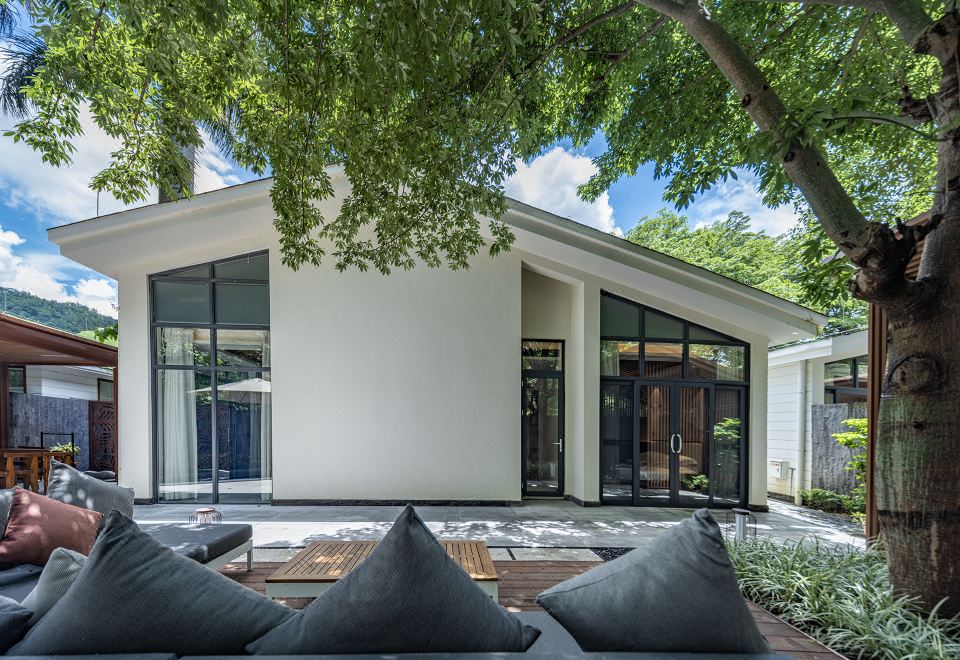 泉悦7号?花园美景两房别墅&高档家俱配套&超大私汤泡池