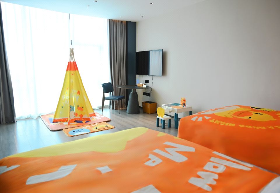 小黄鸭主题亲子房（全景落地窗＋舒达舒睡床品）