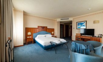 Phi Hotel Astoria - Housity