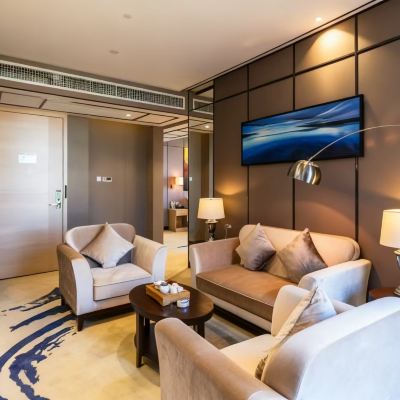 行政套房【奢華大套+商務會客廳+新風系統+獨立冰箱】 廈門金日銀海藍戴斯飯店（機場店）優惠