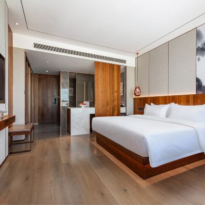 荷逸榻榻米大床房（配雙人功夫茶具+茶台+薰香） 荷泰酒店（海口紅城湖店）優惠