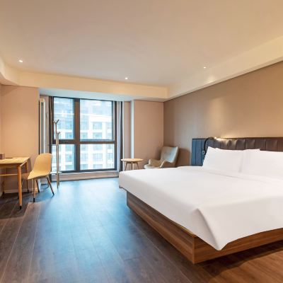 高級大床房（55寸高清投屏電視+200兆專線公共網絡） 漢庭優佳飯店（漢中火車站南廣場店）優惠