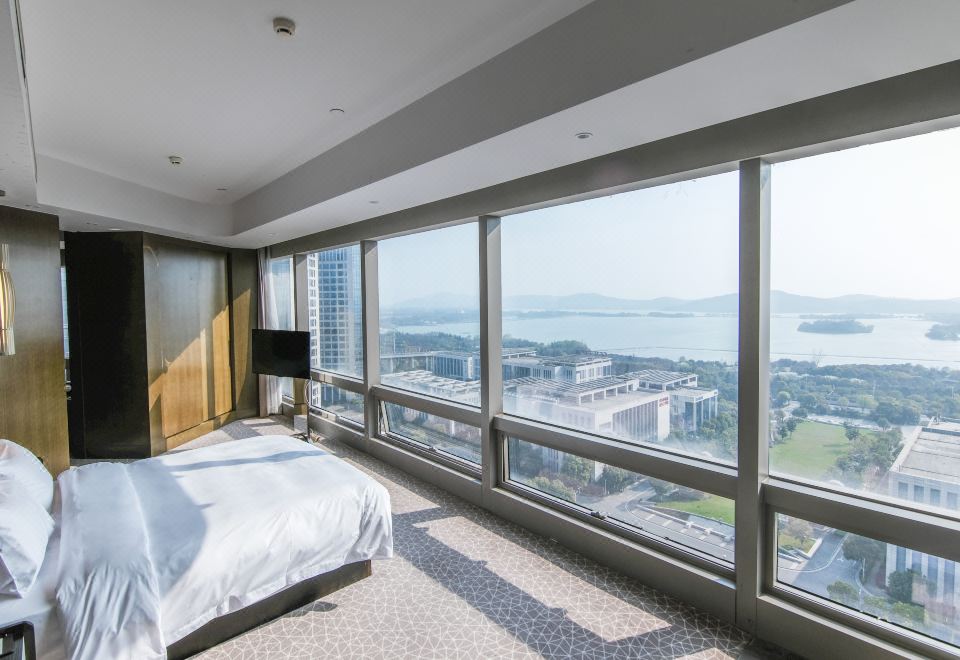 Grand Kingtown Hotel WuxiDeluxe Front Lake-View Hypoallergenic Suite (Acca Kappa Bath Products) With Smart Toilet