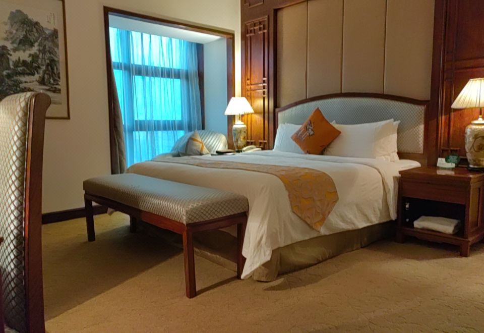 Pine City Hotel ShanghaiExecutive Suite with view, King