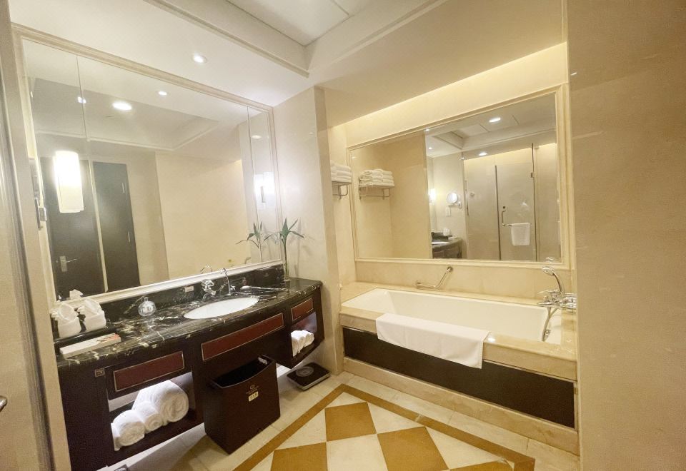 园景行政套房（带沙发、浴缸）