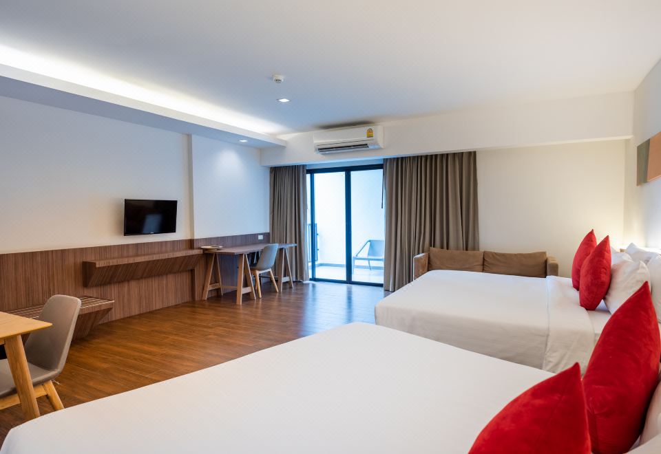 J Inspired Hotel PattayaDeluxe Family Two-King Beds