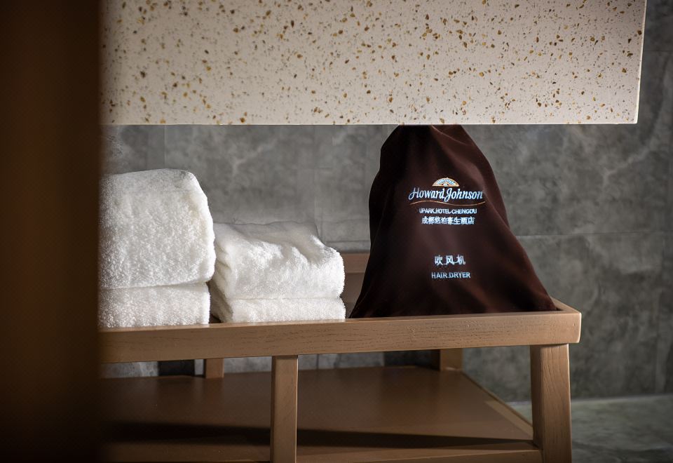 Howard Johnson Upark HotelSmart Control Twin Room