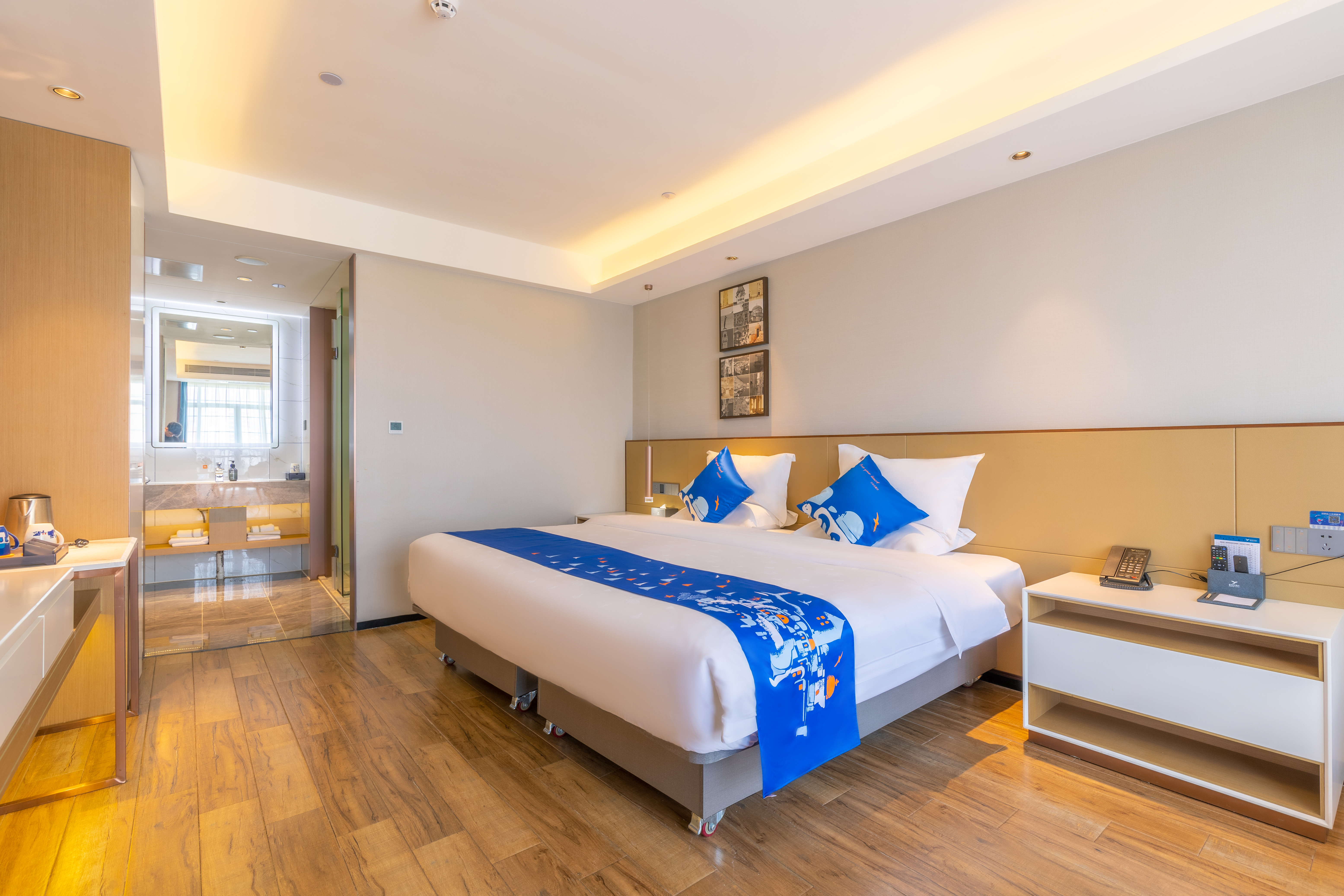 豪华大床房（电视投屏+办公桌椅+婚房布置）