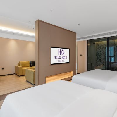 悅享家庭親子套房（智能小愛管家+深睡眠零壓特大床+獨立冰箱+熨燙機+迷你茶具+會客廳） 昆明華顧飯店（長水國際機場鉑港現代廣場店）優惠