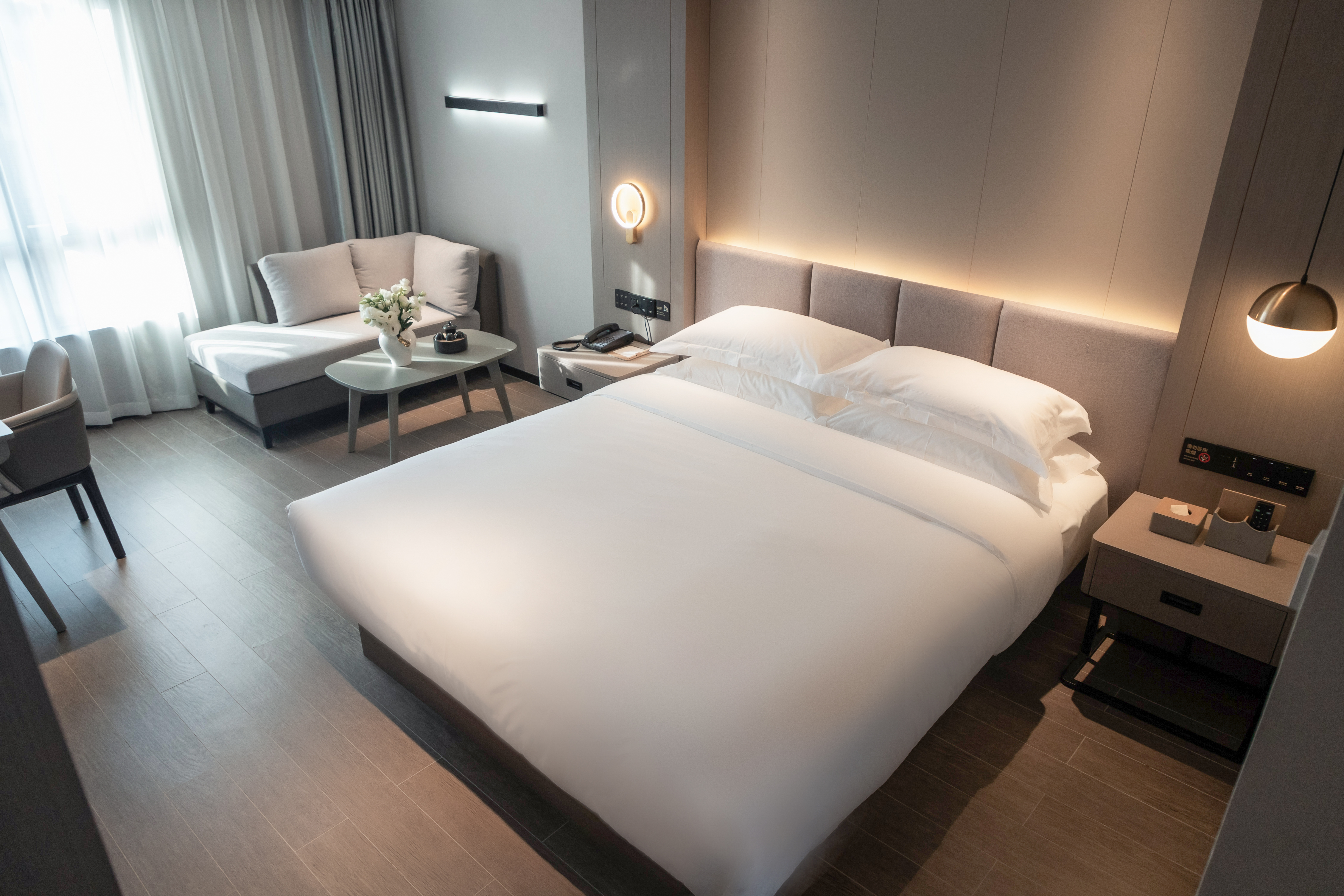 豪華大床房（深度睡眠+長沙發+辦公區）