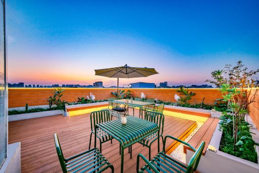 Sky Garden Rooftop Social Hostel | Steps to Bell Tower & Food St (24H & English-Friendly)