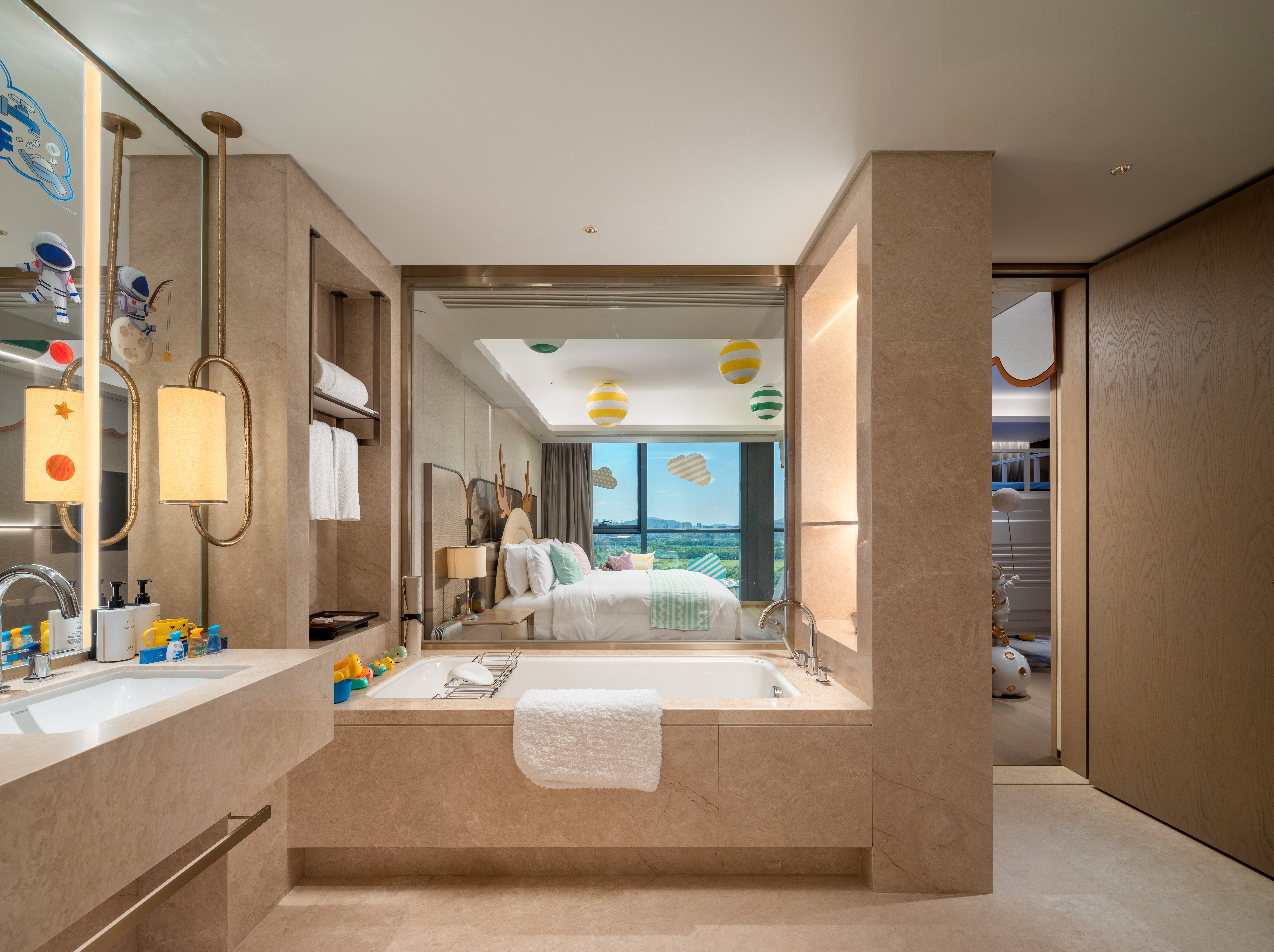 糖果飞屋太空主题家庭套房||童年木马+小童玩具+浴缸