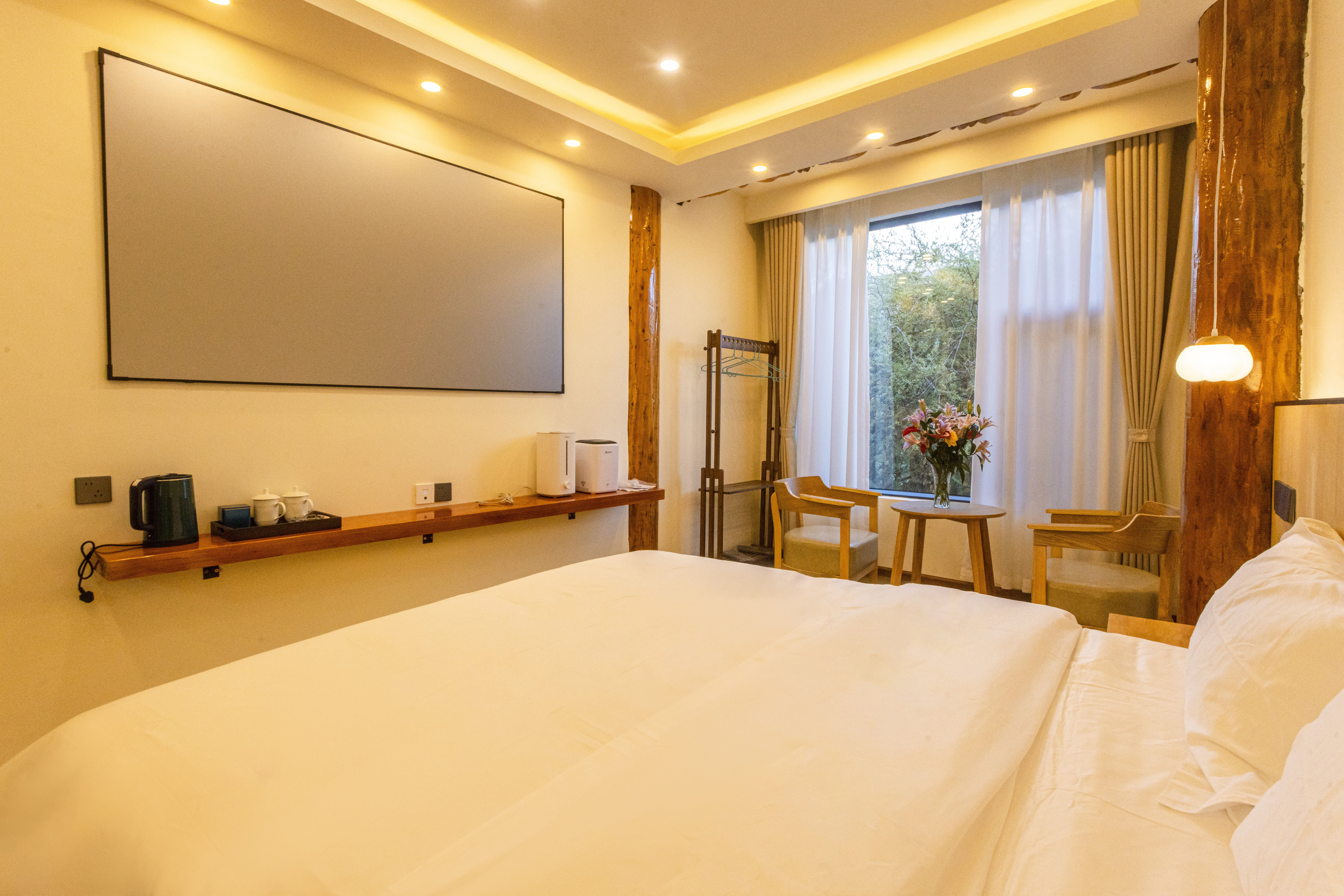 Queen Room With Courtyard View