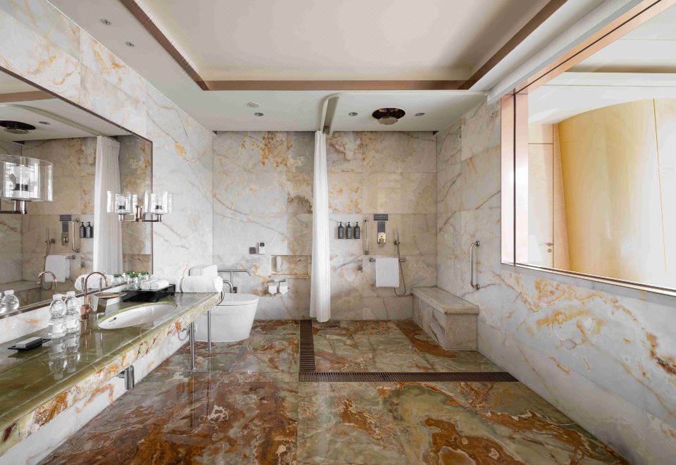 暖汤温泉·关爱温馨大床房（安全扶手+步入式淋浴）