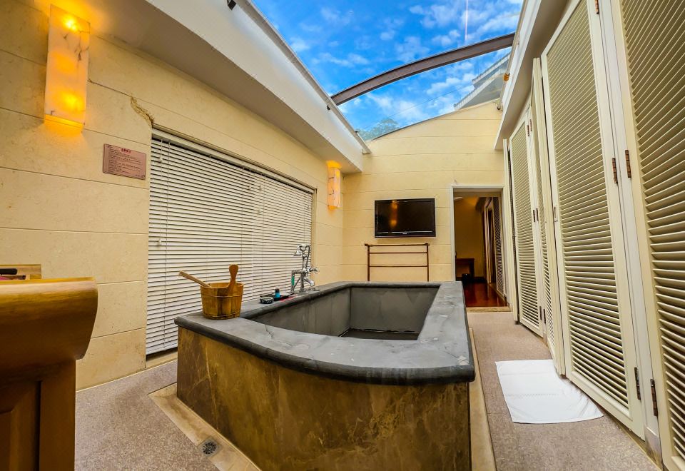 观星套房-玻璃天窗-泡池观星-大客厅