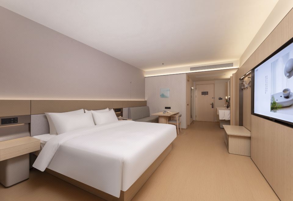 高級大床房：65寸投屏電視+智能馬桶+智能客控+小冰箱