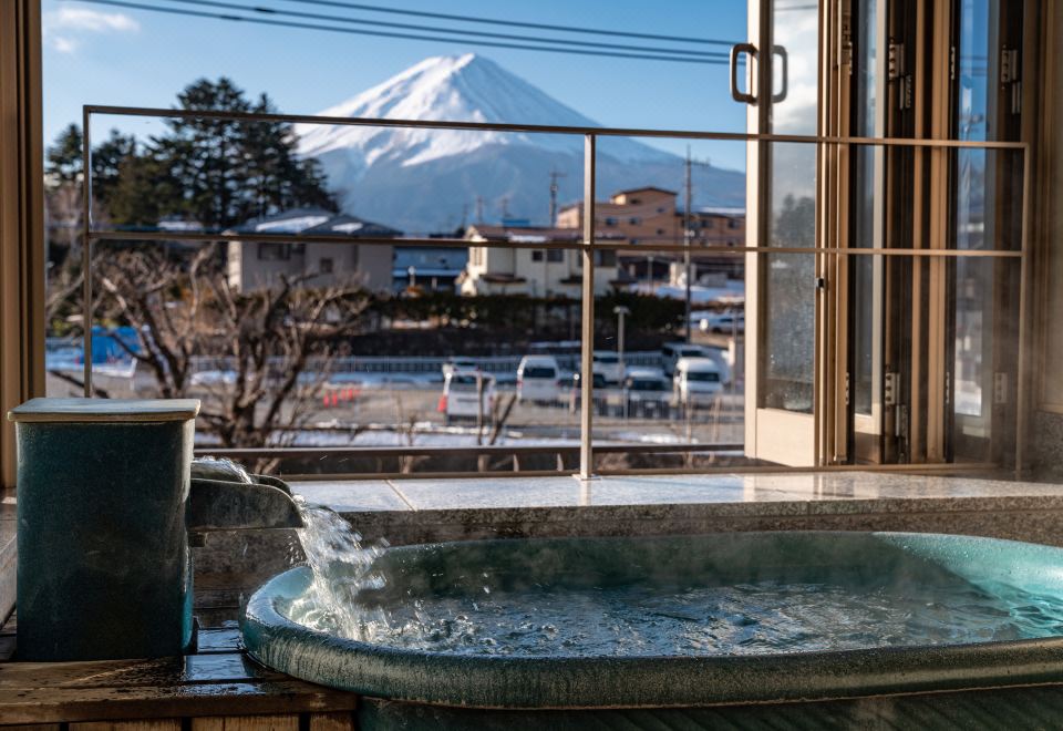 附樓2/3F日式房10帖帶富士山景觀浴缸及沙發