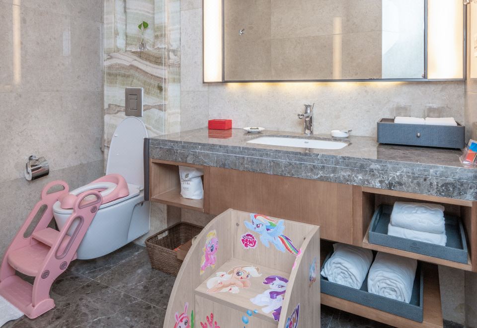 亲子套房「萌趣氛围布置+超宽敞一室一厅+小童洗漱用品」