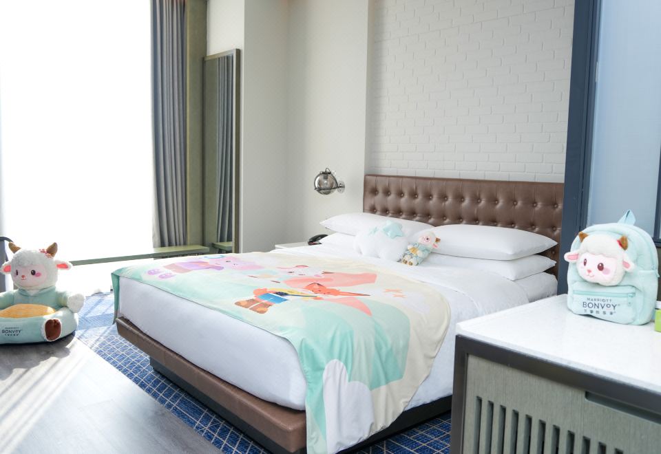 Four Points by Sheraton, Tianjin National Convention and Exhibition CenterDeluxe King Room