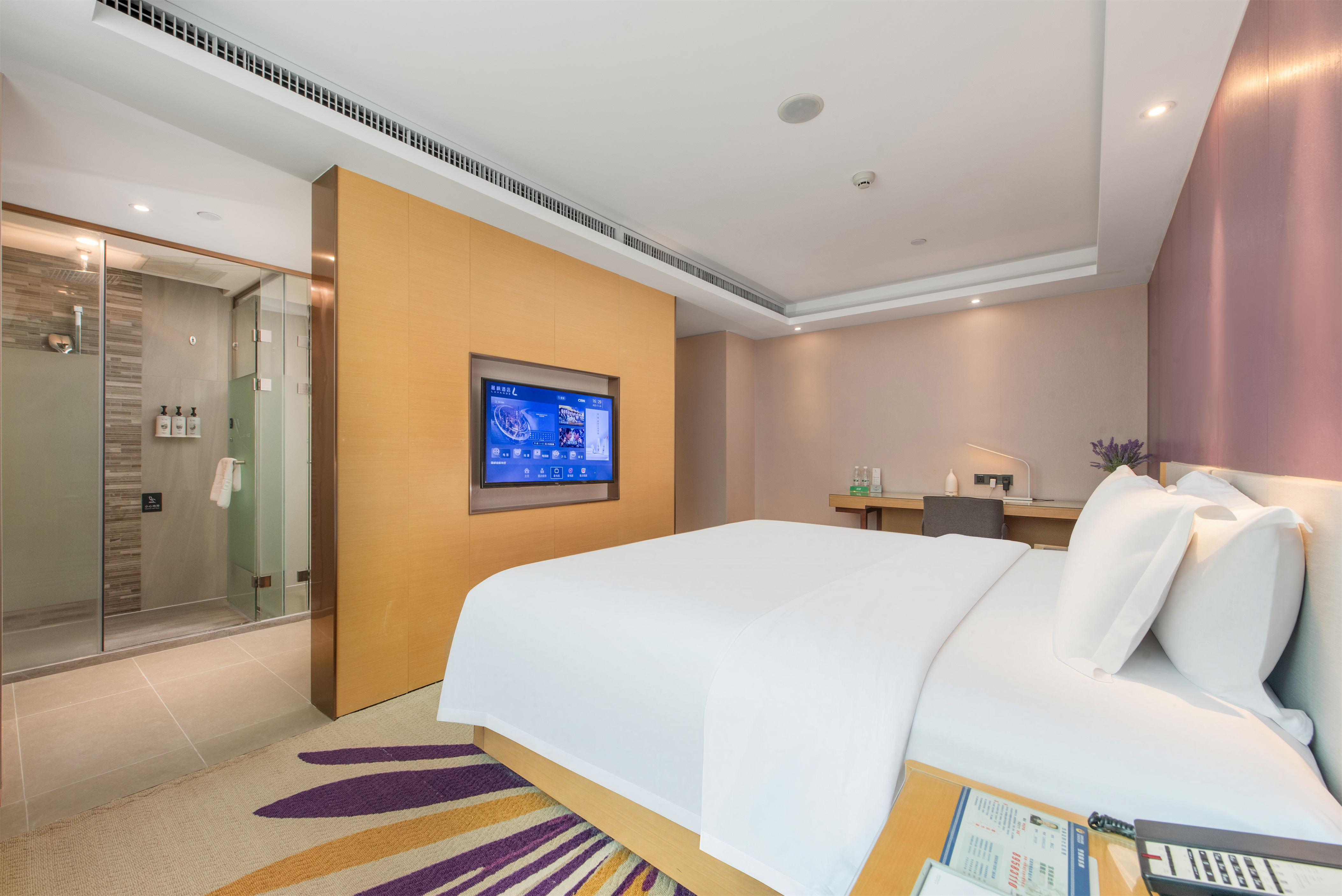 Lavande Hotel (Huawei Gangtou Metro Station)商务大床房 [零压床垫＋超大落地镜＋商务办公桌]