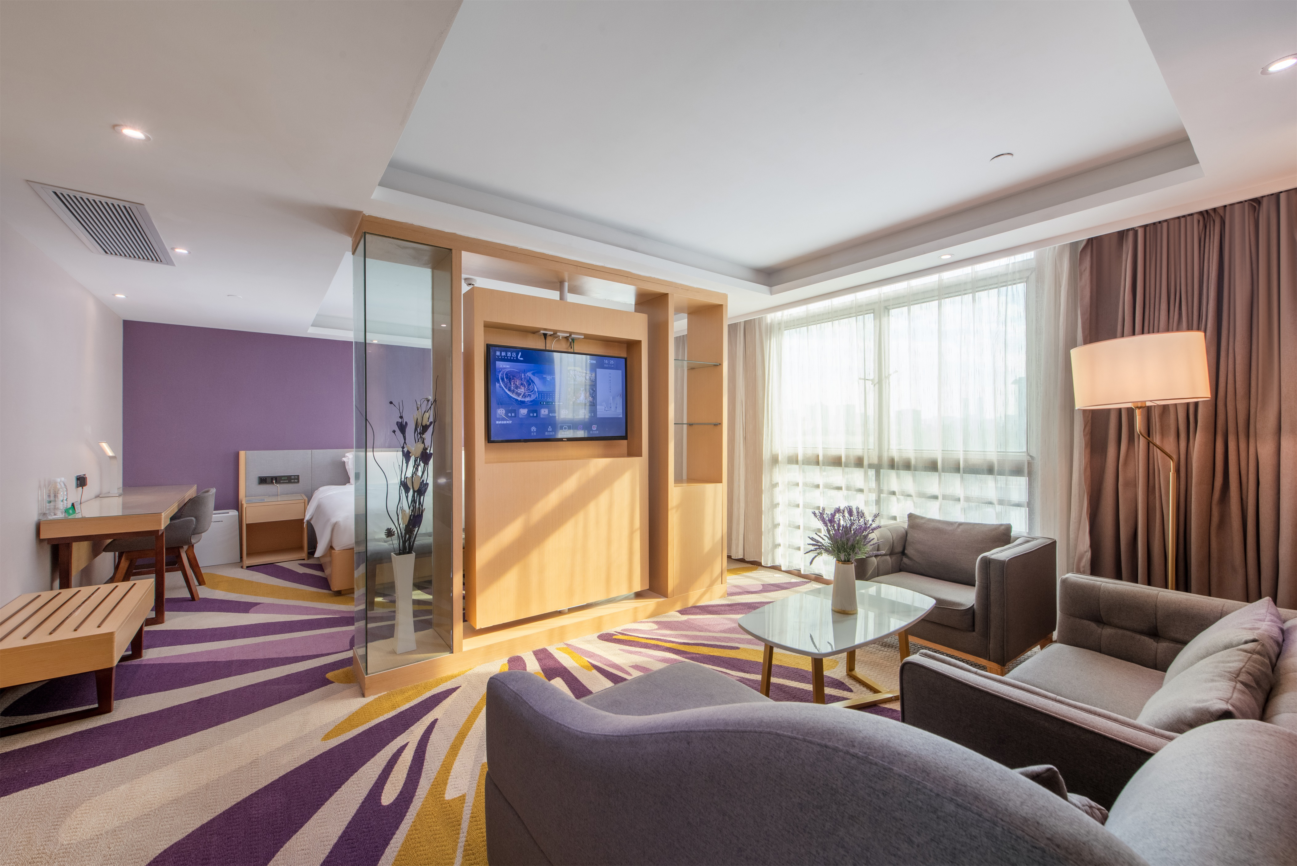Lavande Hotel (Huawei Gangtou Metro Station)豪华套房 [行政会客厅＋旋转电视＋沙发小憩]婚房布置