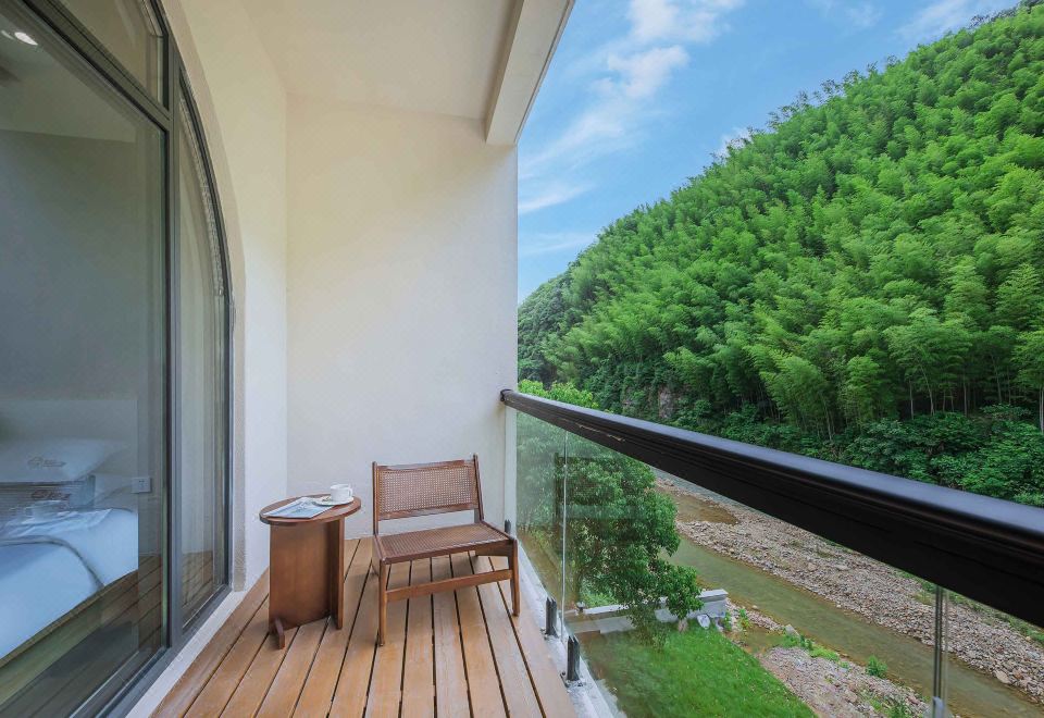 Featured Family Friendly Smart Suite - 1-Bedroom, Creek-View (2 Beds) (1 Living Room, Balcony, Kitchen, Fridge)