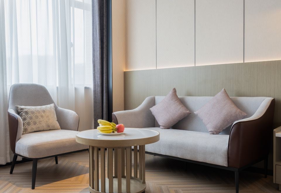 轻奢轻悦大床房（智能投屏+冰箱+休闲办公）